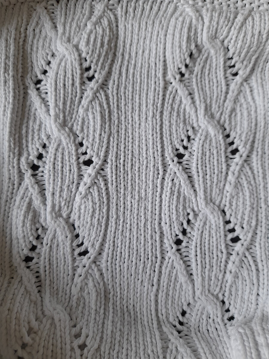 Связано спицами номер 3,5 из пряжи 100% хлопок, брбинная турецкая пряжа, примерный метраж 250 м в 100 гр. 😊, образец приведет с чередованием ажурных дорожек и лицевой глади😊