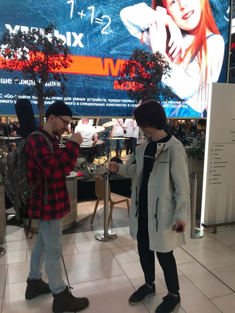 Рандомная картинка из личного архива, чтобы разбавить много текста :) Слева - вокалист группы Anything Helps из Екатеринбурга.