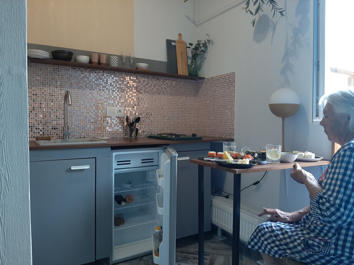 Маленькая кухня 4 кв.м: реальный пример интерьера