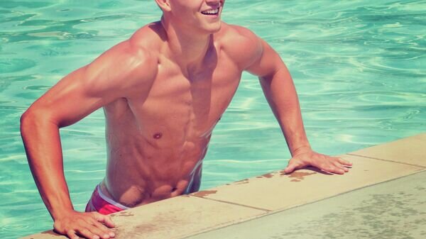    Накаченный мужчина в бассейне© Фото : Tim Mossholder