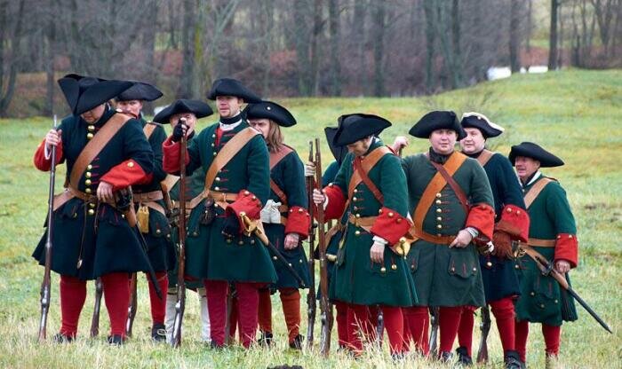 В России погоны появились при Петре Великом. Точнее - погон для удержания портупеи. /Фото: ya.ru.
