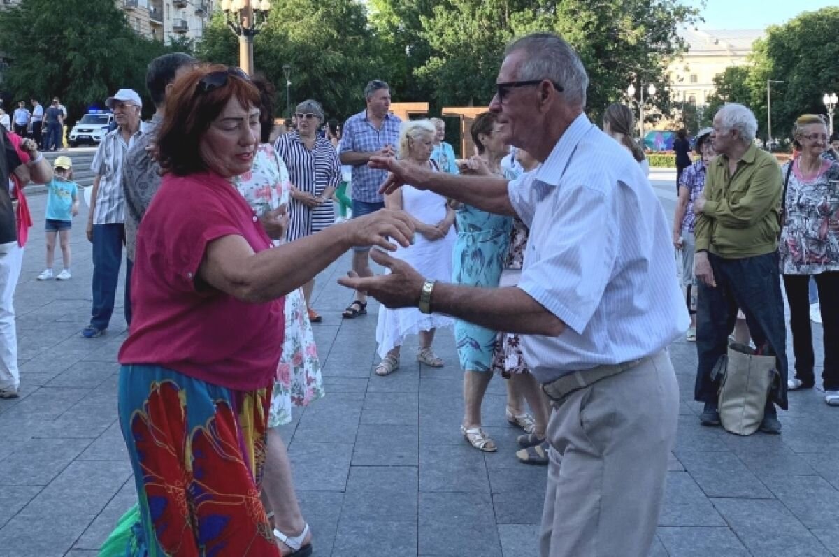 Пожилой человек пьет воду. Ошибка старика. Стресс у пожилых. Ошибка старика. Старик пьет воду.