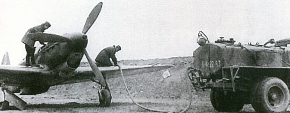 Сталинградский фронт. Истребитель Як-1 заправляется на земле после возвращения с задания.