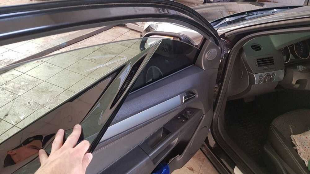 1. Съемные – это лист, который крепится двухсторонним скотчем к окнам машины либо клейкая основа предназначена специально для быстрой съемки.