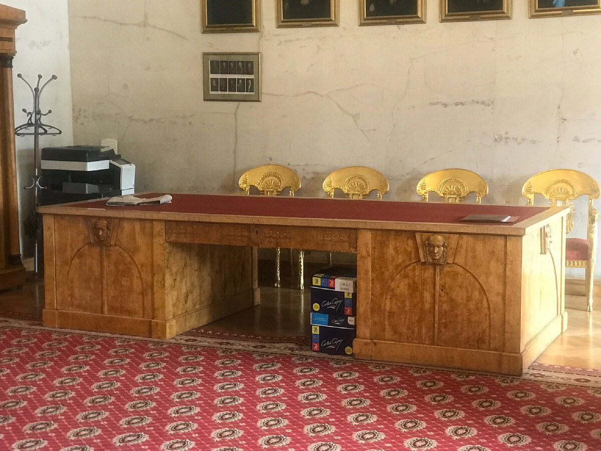 Стол времён Отечественной войны 1812 года до сих пор украшает интерьеры дворца