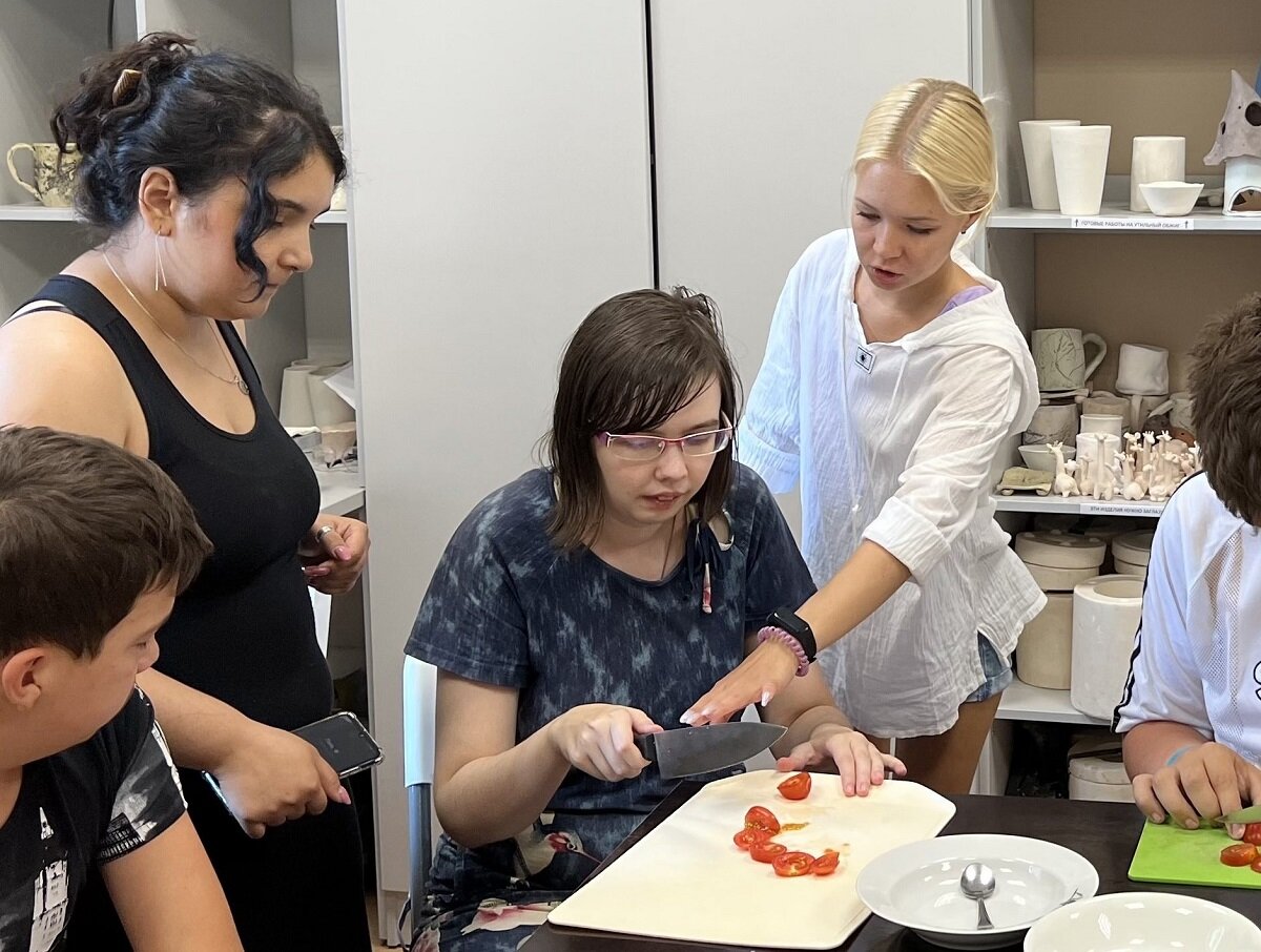    Взрослых детей учат готовить на кулинарных занятиях Алина Малинина