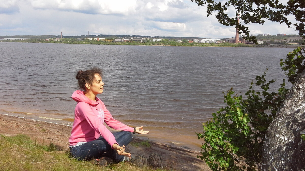 Во времена выхода из зоны комфорта я сидела в позе лотоса на берегу Камы, мычала "Ом" и медитировала на золотистый шар в груди.