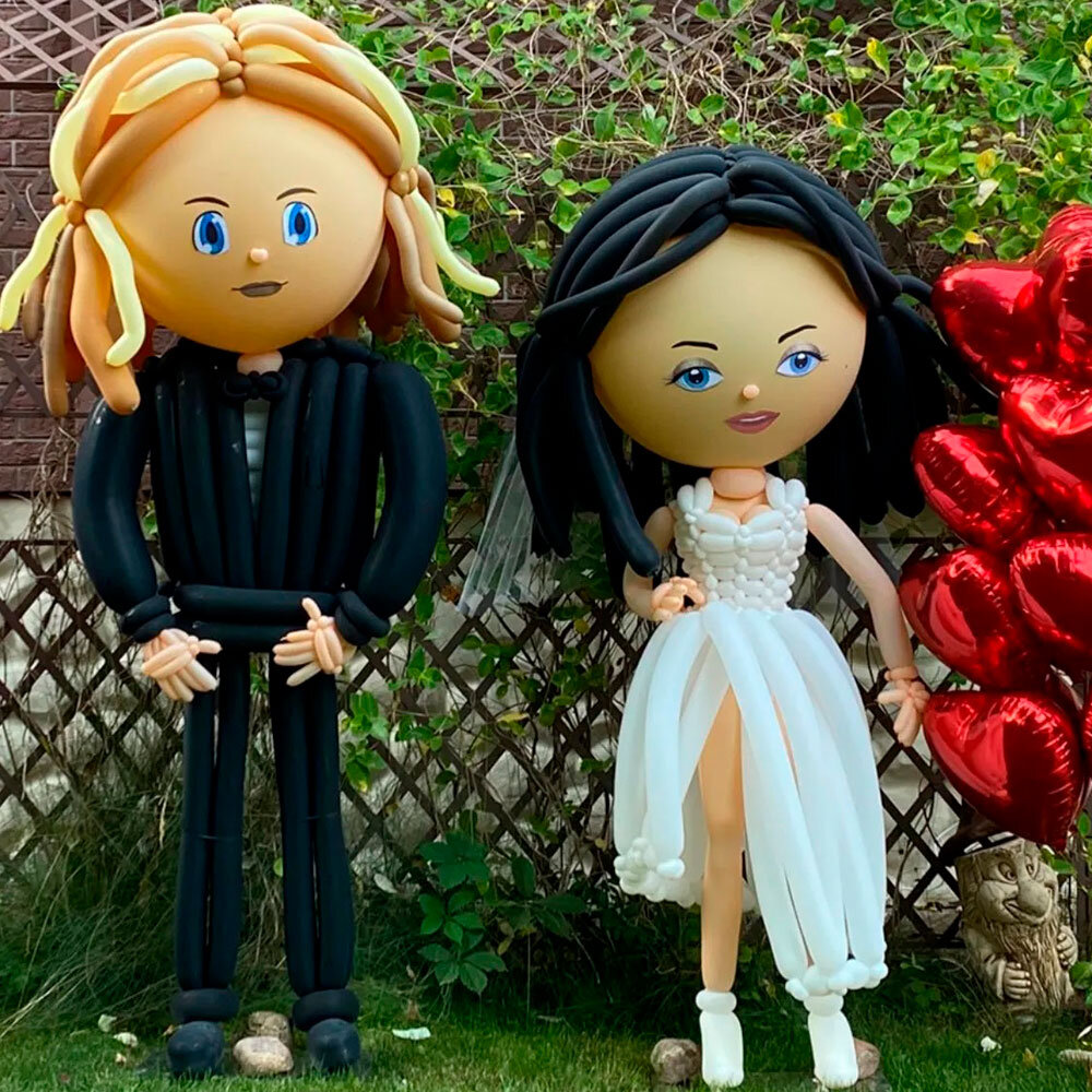 Гостей гранатовой свадьбы Наташи Королевой и Тарзана встречали такие надувные куклы