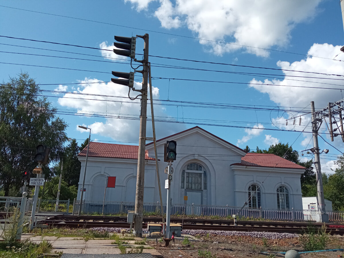 Здание вокзала станции Рябово. Справа и слева от него находятся платформы. На заднем плане справа - туалетный домик, внезапно, оборудованный для колясочников. Да здравствует доступная среда! 