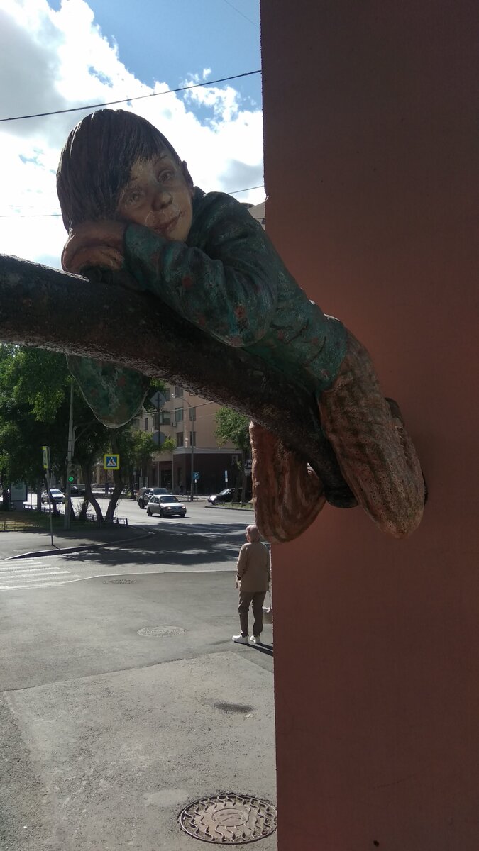 При входе в музей, нас встречают забавные персонажи