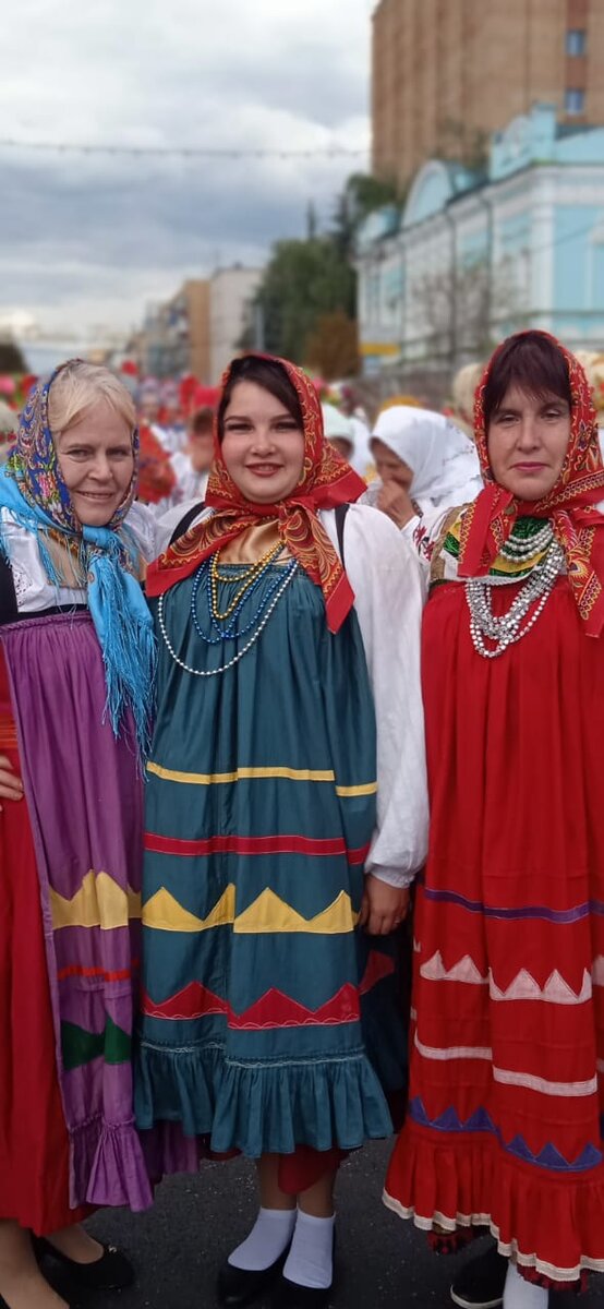 Мама первая слева (со светлыми волосами). Она у нас красотка, даже не скажешь, что ей 73! 