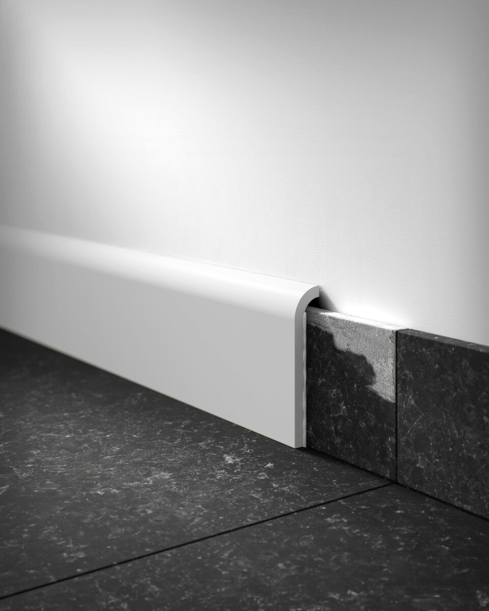 Процесс крепления плинтуса начинается с выбора материала, который подбирается индивидуально в каждой ситуации. С появлением новых технологий, практически не используется бетонный плинтус или изделия из древесины. Хотя деревянный пол, паркет отлично смотрятся в «компании» с деревянной отделкой. Плинтусы с отверстиями для скрытия кабеля, для ковролина, стандартные, пластиковые — далеко не весь перечень декоративного профиля. Существуют следующие виды: