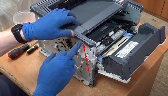 Фото 65. Отводим указанный фиксатор