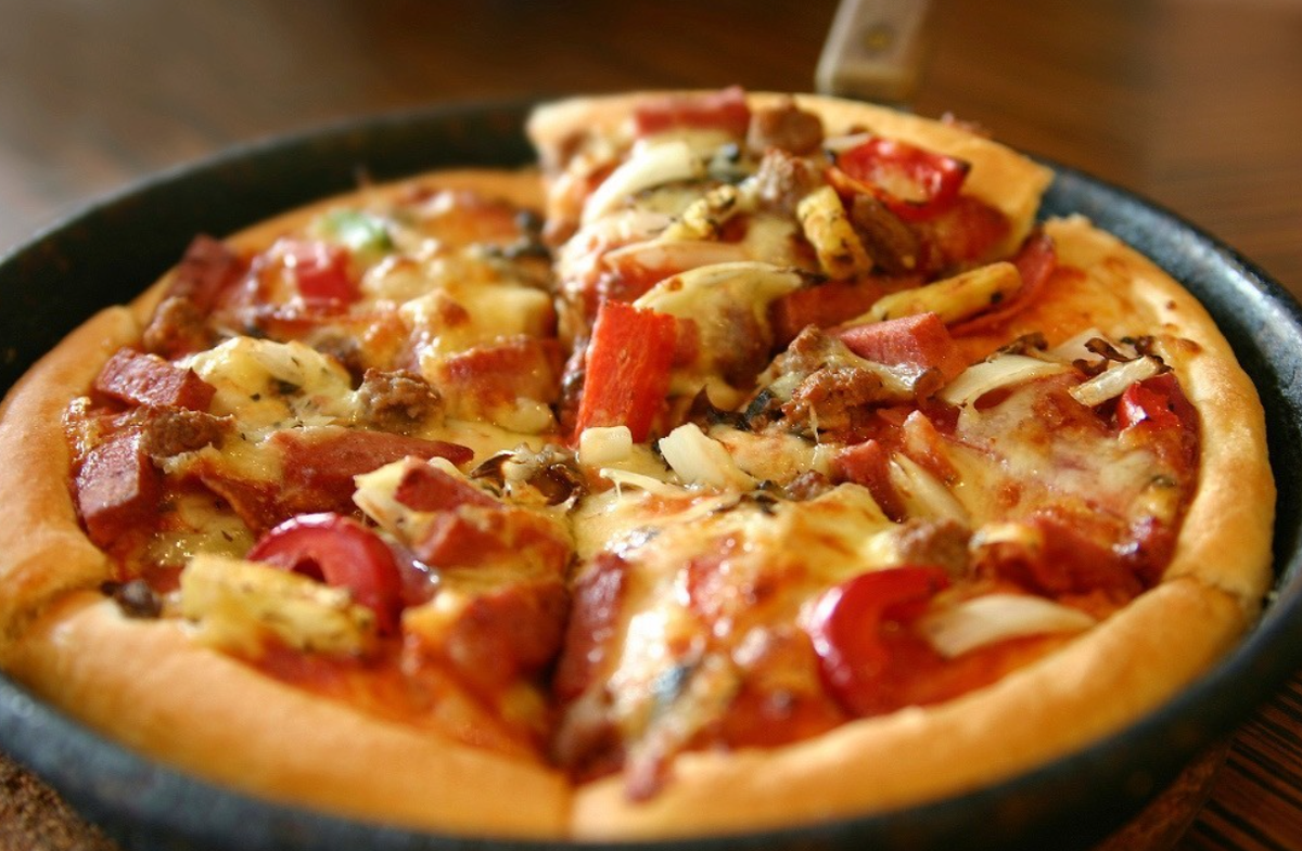 Сделать пиццу в домашних условиях быстро. Пицца на сковороде. Быстрая пицца на сковороде. Пицца на сковороде за 10 минут. Пицца с сосисками.
