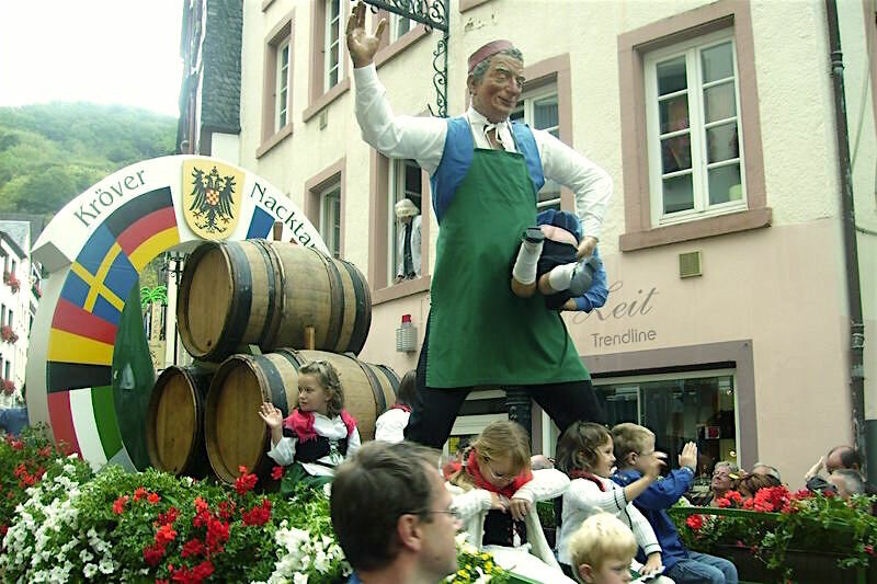 В немецкой деревне Крёв, на самом-самом западе Германии, установлен раскрашенный деревянный памятник, на котором мальчишку без штанов безжалостно шлёпают по «мягкому месту»!