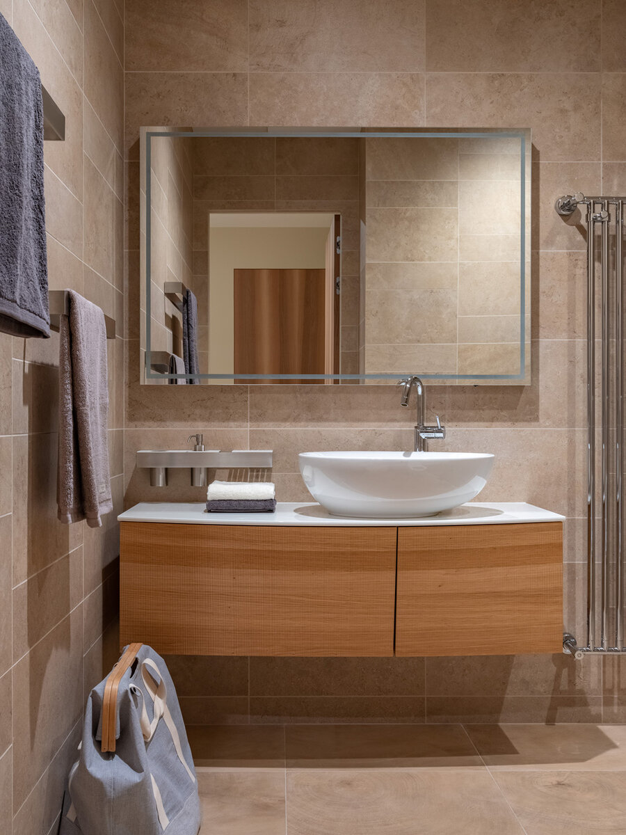 Современный шик и элегантность. Естественные цвета и оригинальный дизайн в квартире нестандартной планировки