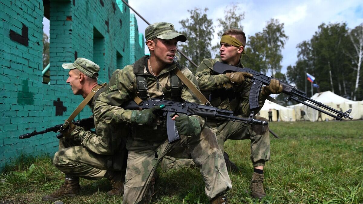    Военнослужащие вооруженных сил Белоруссии во время прохождения этапа "Тропа разведчика" в конкурсе "Отличники войсковой разведки" в рамках Армейских международных игр "АрМИ-2020"© РИА Новости / Александр Кряжев