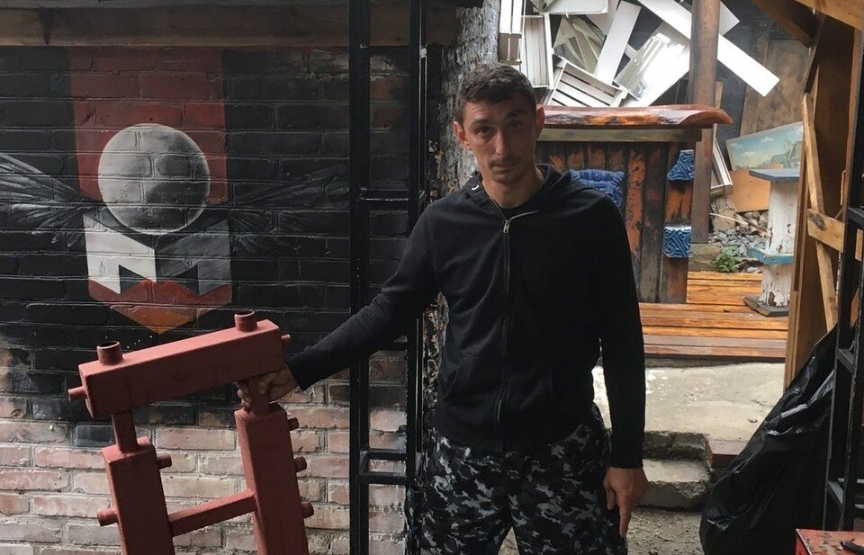     Владислав Кульнев основал концертную площадку у себя во дворе. Фото: предоставлено героем публикации.