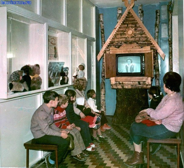 Здравствуйте, товарищи! Наша страна это многовековая летопись... чего только не было в нашей истории - победы, поражения, смуты... мы то прирастали территориями, то теряли их.-14