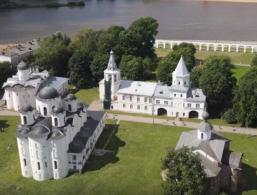 Ярославово дворище в 2022 году. От Гостиного двора остались только Воротная башня и аркада у берега