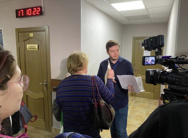     Фото: Андрей Швед / MR7 Секретарь судьи принимает документы у представителя военкомата