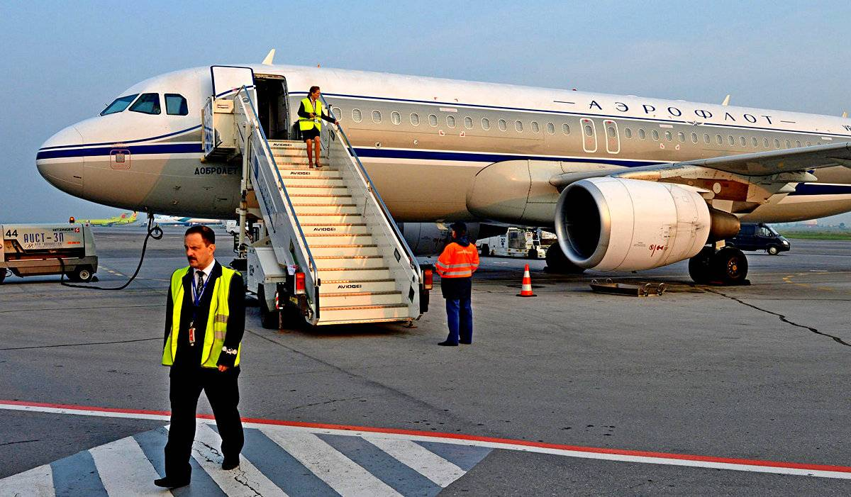 Посадка людей в самолет. Аварийный трап Airbus 320. Посадка пассажиров в самолет. Самолет и аэропорт. Пассажирский самолет в аэропорту.