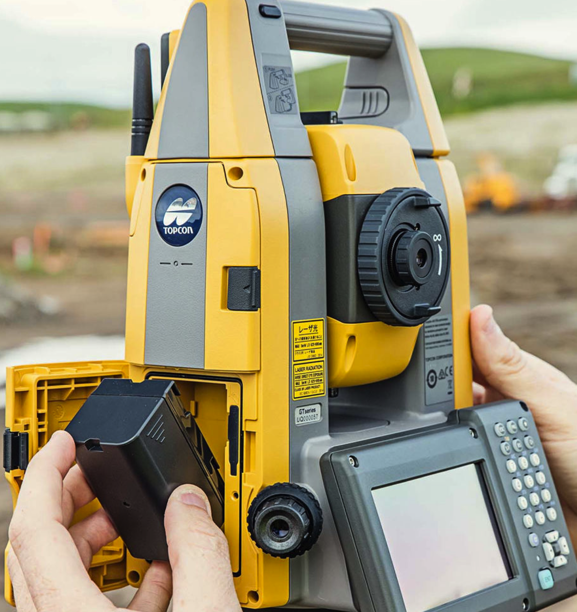 Комплектация Тахеометр 
Трегер 
1 аккумулятор зарядное устройство 
Зарядное устройство 
Флэшка USB для укачивания данных
Бленда
Крышка объектива 
Юстировочные шпильки 
Инструкция
ПО для скачивания
Кейс с ремнями
Поверка ФГИС «Аршин» 