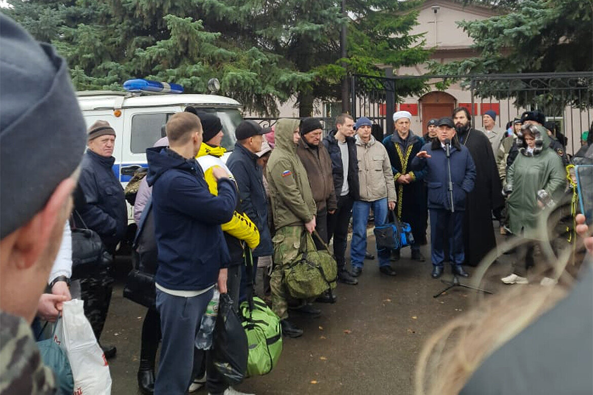 Не получится поставить нас на колени»: как города и села Татарстана  провожали воинов | Татар-информ | Дзен