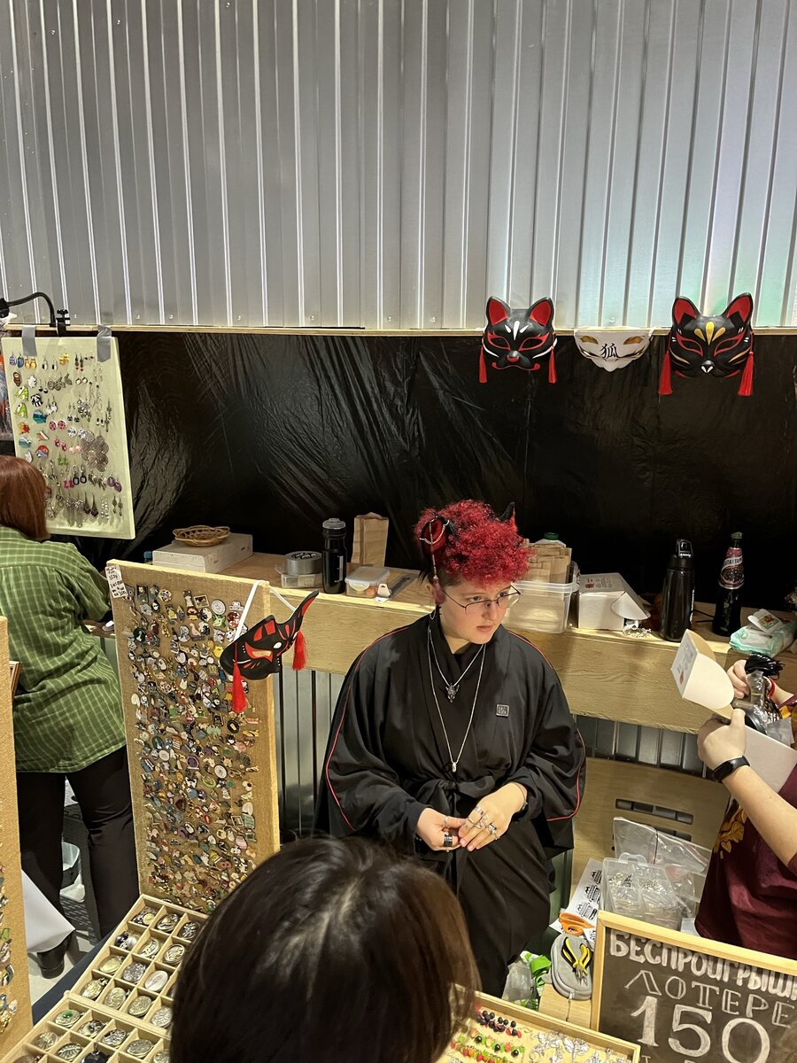 Продавцы тоже в образах.