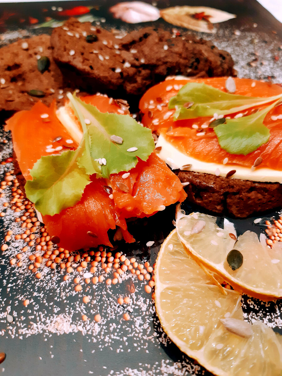 Бутерброд из КЕТОхлеба с маслом и семгой