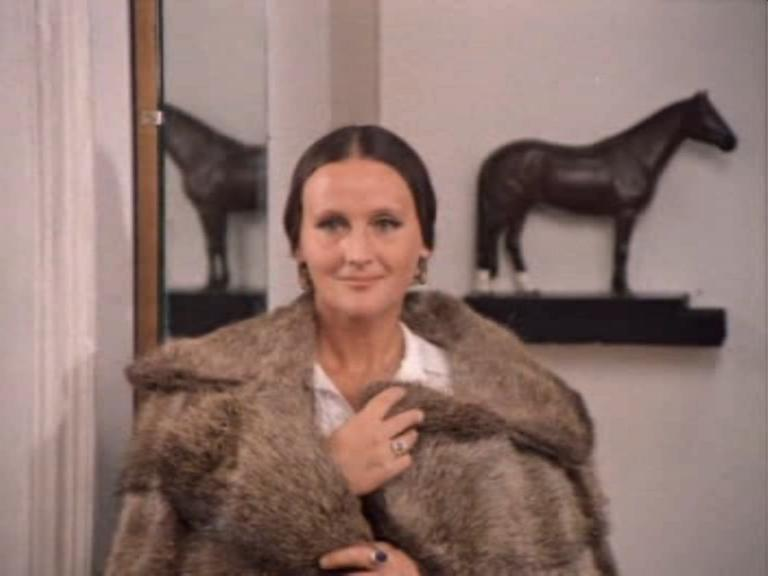 Красавица Дроздовская в злосчастной шубе.