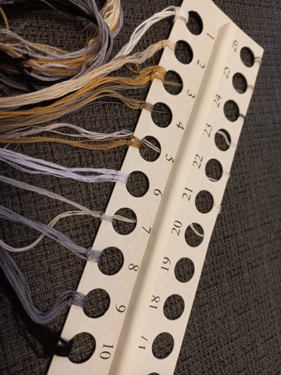 Столько ниток осталось после отшива набора Овен 1052 "Мир животных. Медведь". Да, я заранее собирала бленды, при вышивке использовала много иголок, которые парковала в уплотнитель, приклеенный к органайзеру из набора. 