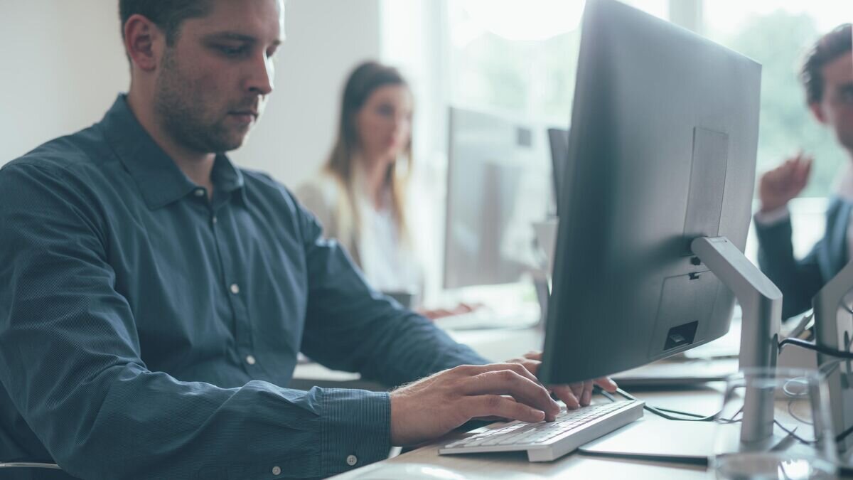    Молодые люди работают в офисе © Depositphotos.com / luminastock