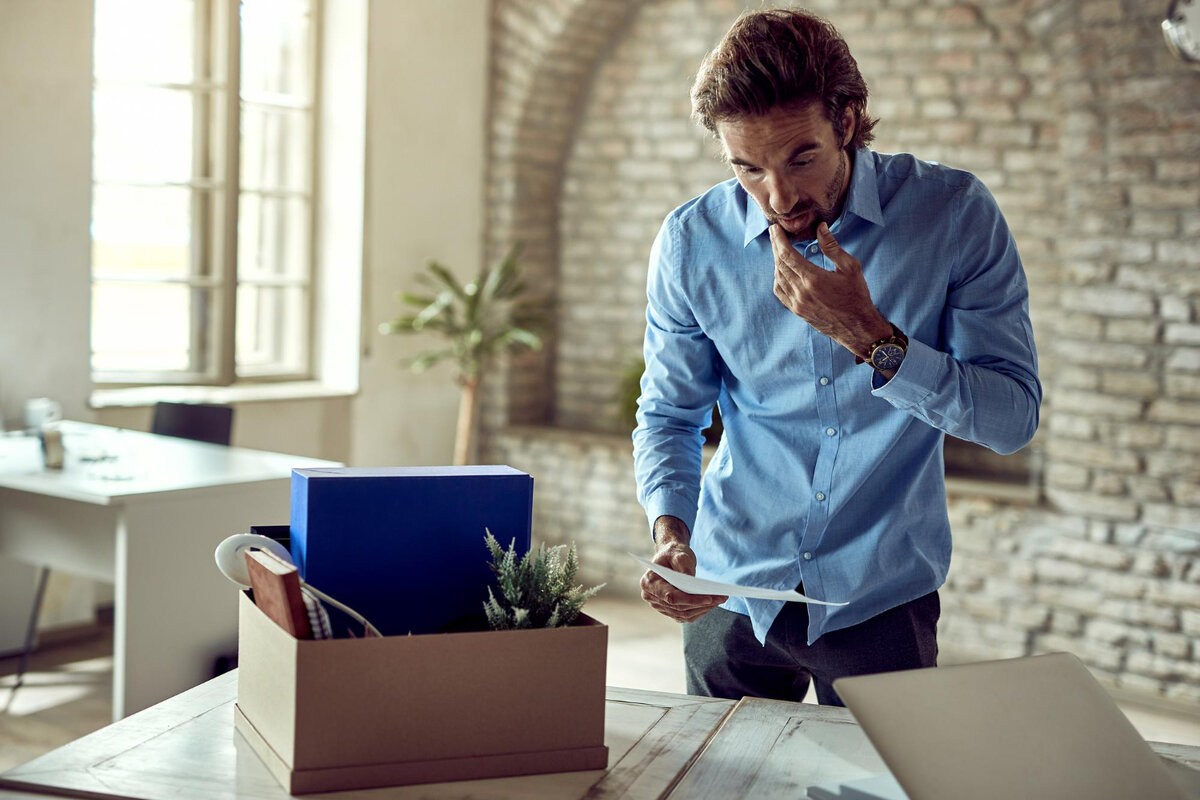 Жизнь идет, наши приоритеты меняются, и некогда любимая работа начинает тяготить. Именно тогда каждый здравомыслящий человек задумывается об увольнении, это решение приходит после долгих раздумий и самоанализа, а чтобы не сделать роковой ошибки, необходимо точно знать, когда наверняка стоит уволиться и как правильно это сделать. 
Признаки, что пора менять работу
Основные причины, которые должны вас подтолкнуть к мысли о смене работы:
•	низкая заработная плата,
•	отсутствие профессионального развития и карьерного роста,
•	рутина, скука, выполнение давно знакомых обязанностей через силу,
•	чрезмерная нагрузка и плохие условия труда,
•	атмосфера в коллективе и неадекватное отношение начальства.
Если хотя бы одна из этих причин не дает вам спокойно работать, то есть повод задуматься, если подобных причин несколько, то ваше решение должно быть принято, куда с большей уверенностью.
Конечно, людей, которые ходят на работу как на праздник, не так много, но если уж вам не приносят удовлетворения ваши трудовые функции и обязательства, то компенсировать это должны достойная оплата и условия труда, хороший коллектив или возможность дальнейших перспектив.
В любом случае, наработав опыт на одном месте, можно смело отправляться на поиски новой работы. Подыскивать вариант можно, не увольняясь, если график позволяет посещать собеседования с потенциальными работодателями; если же такой возможности вы не имеете и желания работать, здесь и сейчас нет, то смело пишите заявление об увольнении.
Лучшее время для смены работы
Опытные рекрутеры точно знают о наличии сезонности, которая наблюдается не только в природе, но и на рынке труда. Так когда же уволиться?
Сделать это прямо сейчас или дождаться лучших времен? Однозначный ответ найти сложно, например, некоторые специальности в сфере продаж, востребованы в течение, всего года, другие, например, строительные рабочие, пользуются особым спросом с весны до осени.
Стоит обращать внимание и на горящие вакансии организаций, которые только открывают филиалы в вашем городе. В целом же статистика такова: самый активный период трудоустройства – с февраля по начало мая, в это время вы можете выбрать одна из множества вакансий, работники активно увольняются, высвобождаются места, но и конкуренция в этот период может оказаться серьезной.
Другой удачный период во всех отношениях – это начало лета, с конца мая по середину июля – руководители еще не успели покинуть кабинеты, рядовые сотрудники в предвкушении отпуска, и активность среди соискателей не такая большая, зато многие вакансии открыты для кандидатов, и нужно только найти свою работу.
Правильное увольнение: всё по закону
Итак, решение уволиться принято, как действовать дальше? Для начала напишите заявление с просьбой уволить вас по собственному желанию и обязательно укажите дату предполагаемого ухода и дату, когда заявление было написано.
Далее зарегистрируйте заявление у работника отдела кадров, секретаря или получите визу самого начальника. Если заявление принимать отказываются, то можно направить его по почте заказным письмом, которое обязательно должно быть оформлено с уведомлением о вручении, также нужно будет прикрепить опись вложения.
Дата регистрации заявления будет соответствовать дате в бланке приема корреспонденции.
Помните, что минимальный срок предупреждения о своем желании уволиться – 2 недели, исключение – когда начальство идет вам на встречу и по взаимному соглашению увольняет раньше двухнедельного срока.
В случае, если у вас остался неиспользованный отпуск, то его можно попросить перед увольнением, либо в последний день работы получить за него компенсацию вместе с полным расчетом.
Кстати, если в течение этих двух недель вы уйдете на больничный, то срок увеличить работодатель не вправе, именно поэтому заявление обязаны принять как во время больничного листа работника и во время его очередного отпуска.
По истечении 2 недель не забудьте получить все необходимые справки и расчет с учетом всех компенсаций и выплат в бухгалтерии, а также трудовую книжку.

