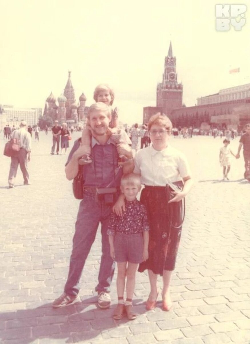     Традиционное советское фото всей семьей с Красной площади в Москве. Фото: личный архив