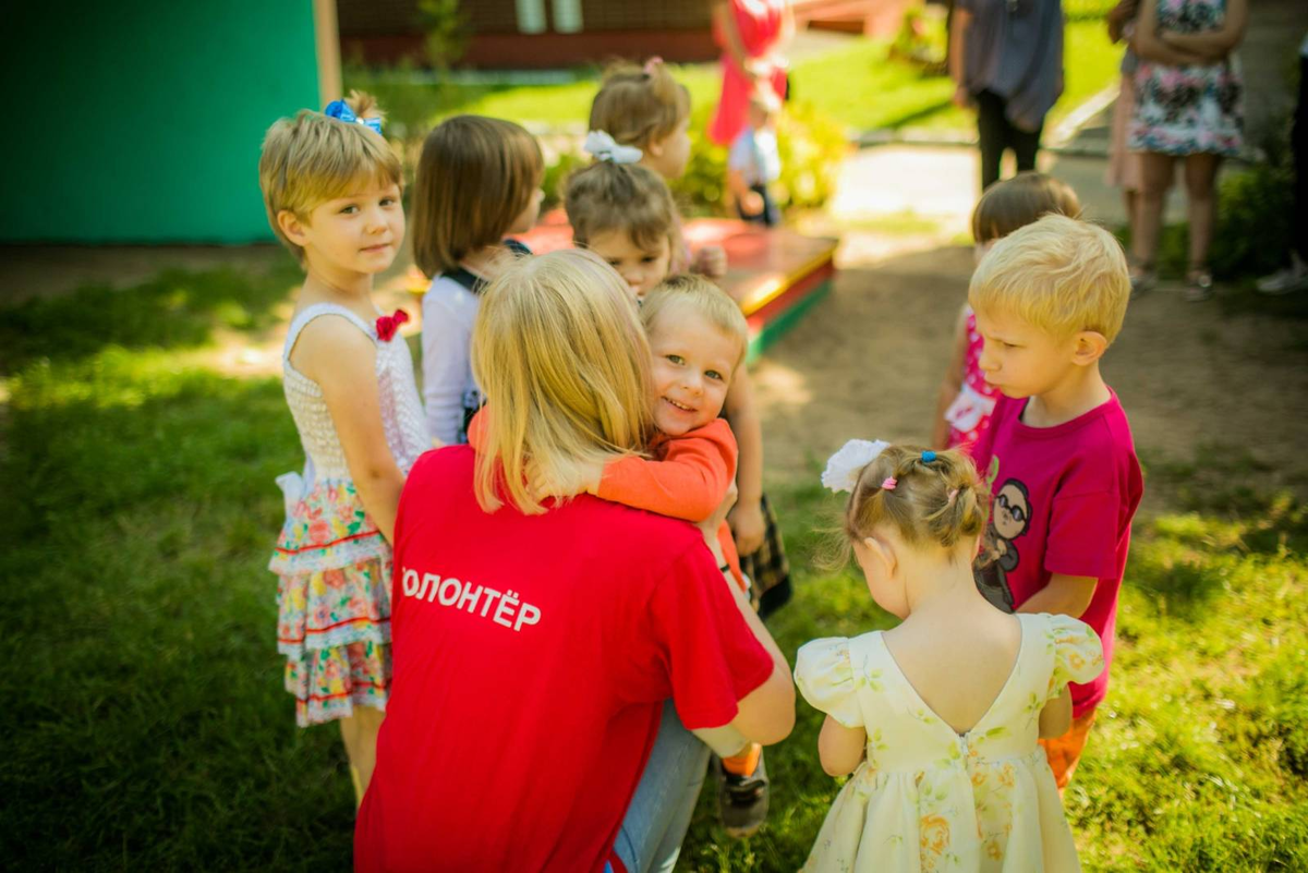 Социальный ребенок. Волонтеры помогают детям. Волонтеры в детском доме. Детский дом. Благотворительность в детдом.