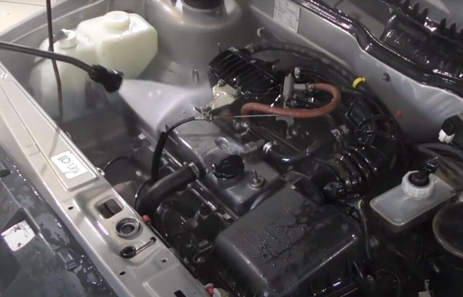     Какие беды может натворить банальная мойка двигателя машины Фото avtovzglyad.ru