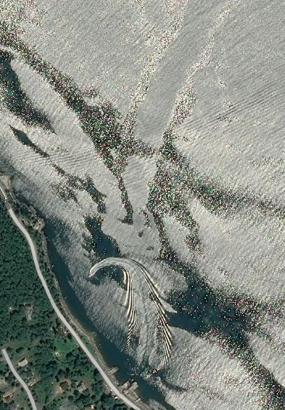 У блогеров в интернете можно встретить недоумение или фантастические домыслы по поводу аккуратных дорожек на дне мелководных водоёмов.-4