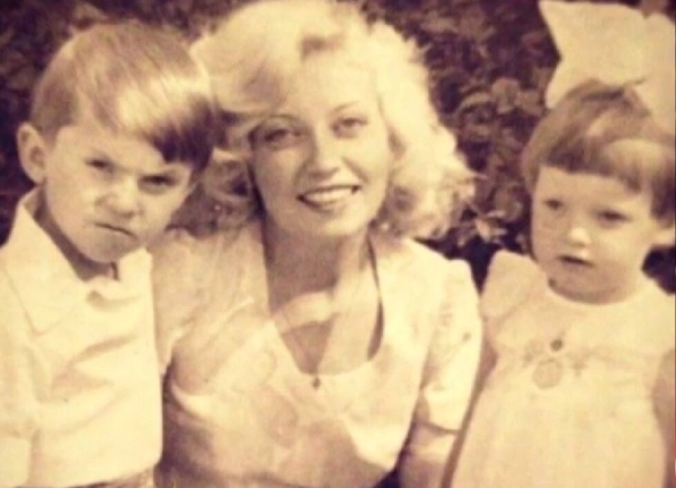    Александр Ревва в детстве с матерью и сестройКадр из видео