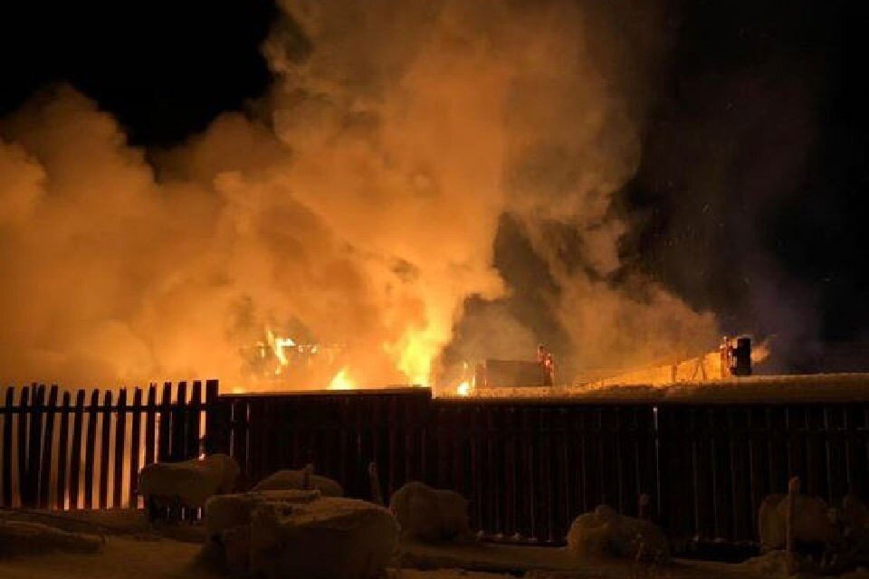     Внутри постройка повреждена огнем по всей площади. Фото: vk.com/mchs_murmansk