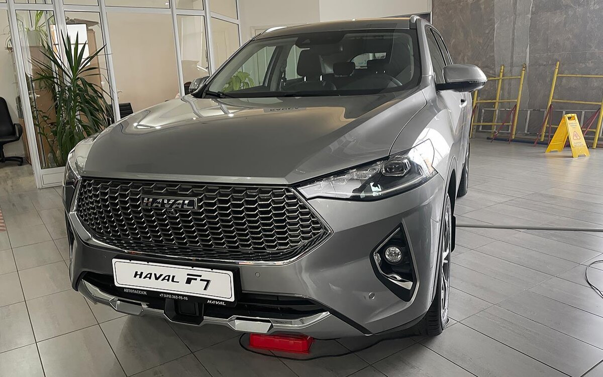 Стремительный рост цен на новые автомобили в России продолжается не первый год, однако в феврале он приобрел по-настоящему взрывной характер. Китайские компании в отличие от своих европейских, японских и американских коллег приостанавливать деятельность в нашей стране не стали, однако, как и все, переписали ценники. Ситуация начала стабилизироваться летом 2022 года, и машины ряда китайских брендов начали постепенно дешеветь. Такая тенденция продолжалась до осени, а сейчас цены на некоторые машины из Поднебесной снова поползли вверх. Autonews.ru выяснил, как сильно подорожали автомобили самых популярных китайских марок в России и насколько трудно найти нужную модель у дилеров.