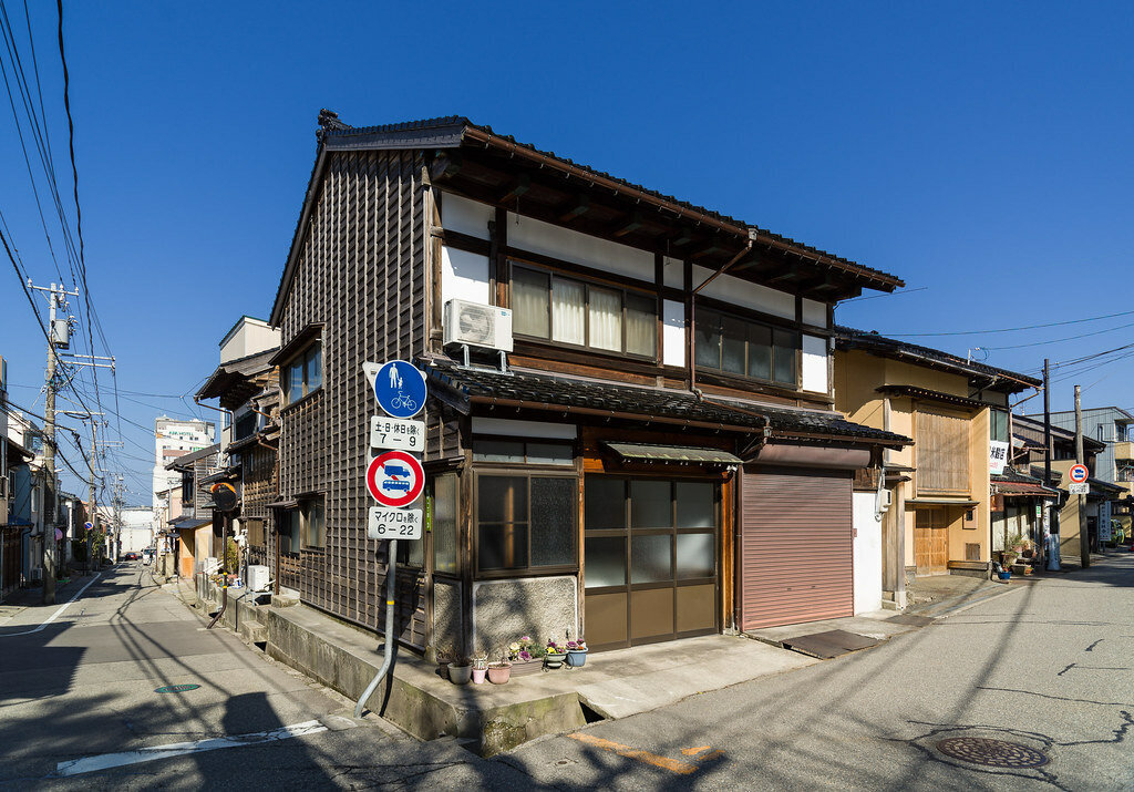 Основной тип жилых домов и маленьких забегаловок даже в Токио