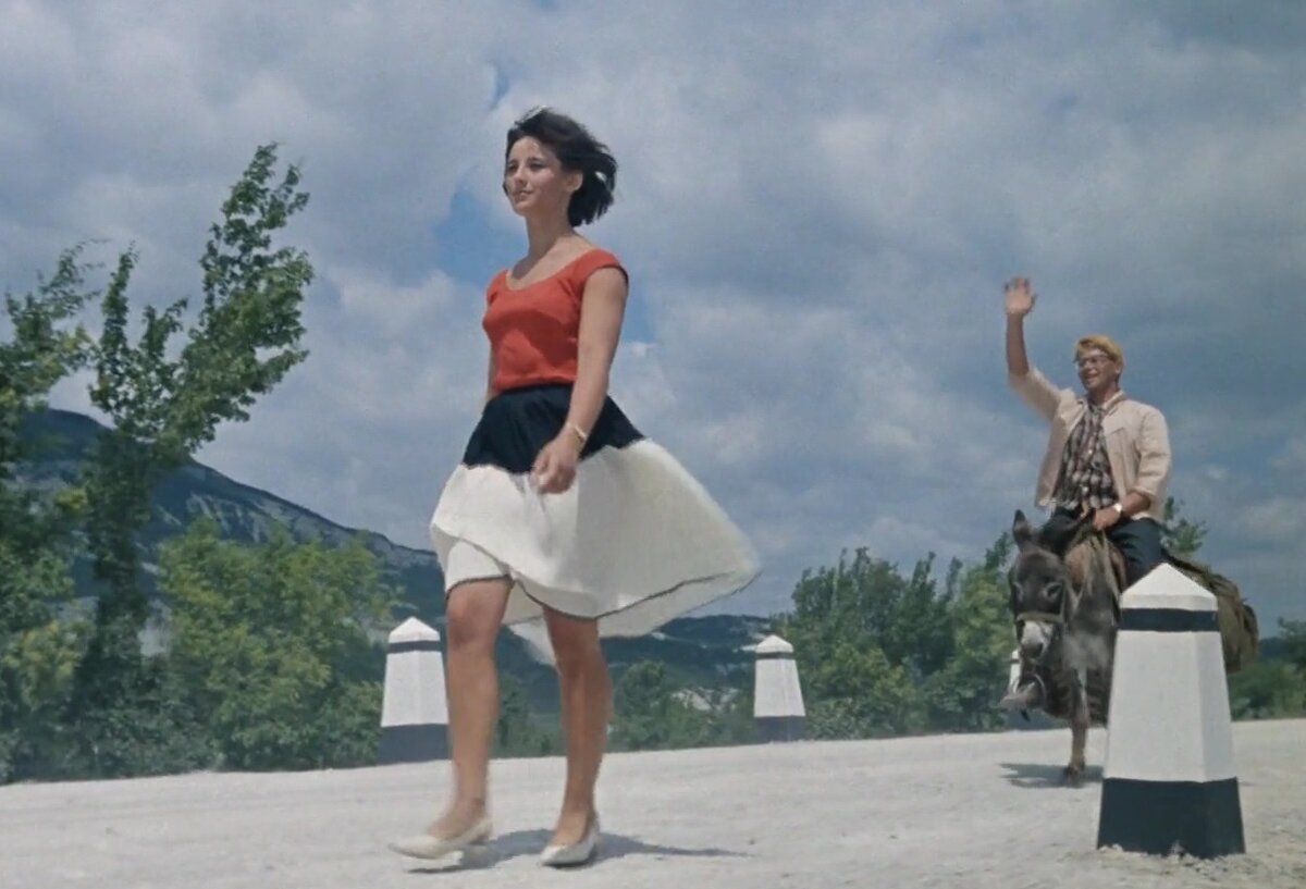Кадр из фильма “Кавказская пленница” (1966). Скриншот. Далее - типажи девушек-красавиц.
