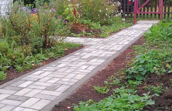 Дорожки из плитки. Фото используется с сайта remont-shkola.ru