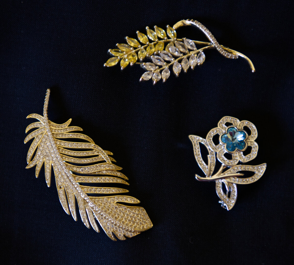 Три брошки- две куплены на Алиэкспресс, одна- в фирменном магазине Swarovski. Догадаетесь какая именно? На мой взгляд, брошки с Алиэкспресс имеют гораздо более интересный дизайн.