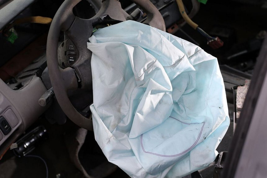 Подушка безопасности авария. Takata подушки безопасности. Сработавшие подушки безопасности. Стреляные подушки безопасности. Сработала подушка безопасности.