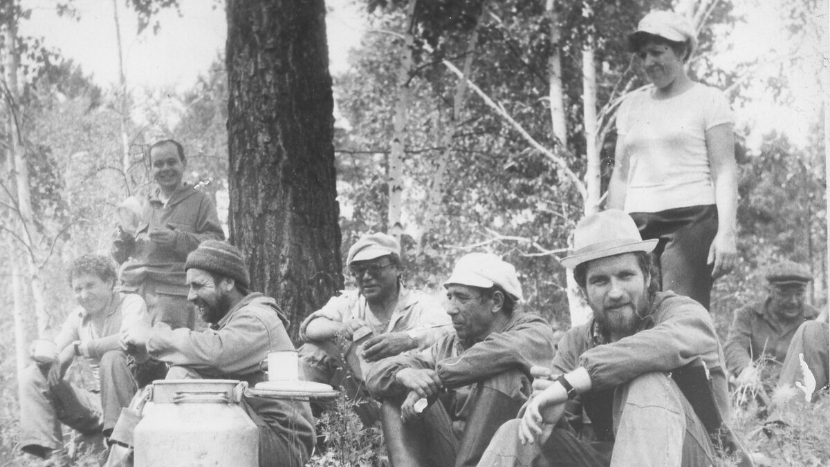 Лидия Игнатьевна Мельниченко на полевых работах