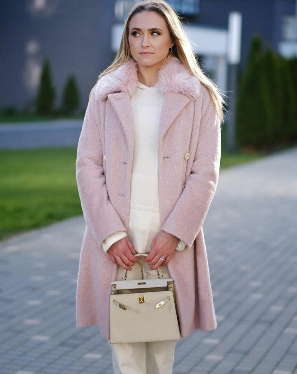     Александра показала, какое пальто она выбрала для минской осени. Фото: соцсети