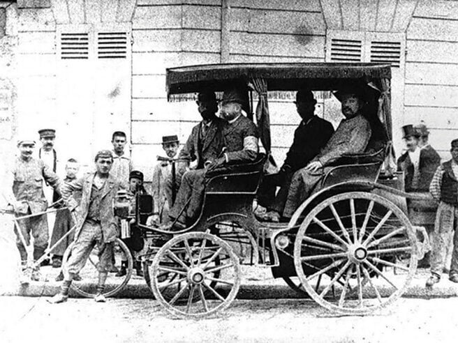 Роже де Монтэ на трицикле De Montais с двумя двигателями (паровым и бензиновым) — номер 61 в заявке, финишировать в тот день не смог и сошел из-за поломки.