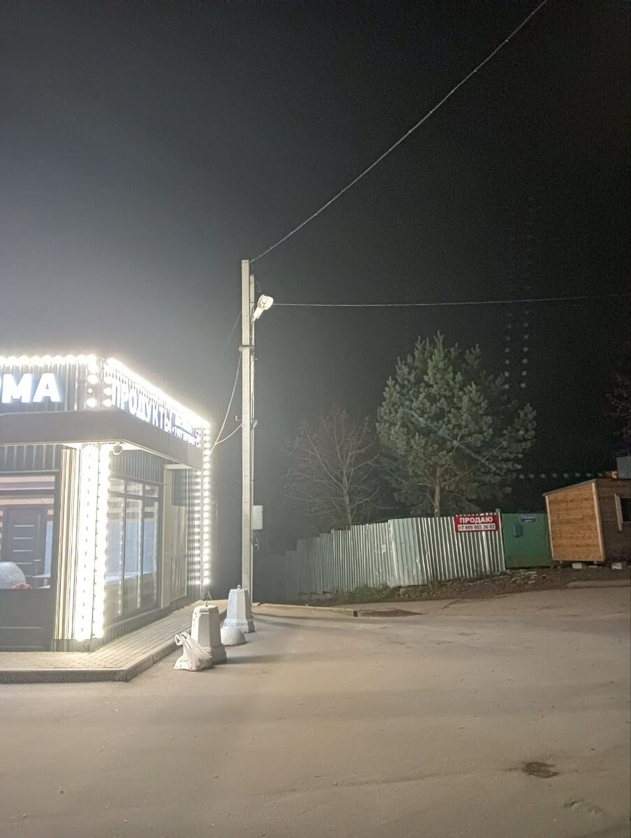 круглосуточный магазин рядом с домом. Шагов 15